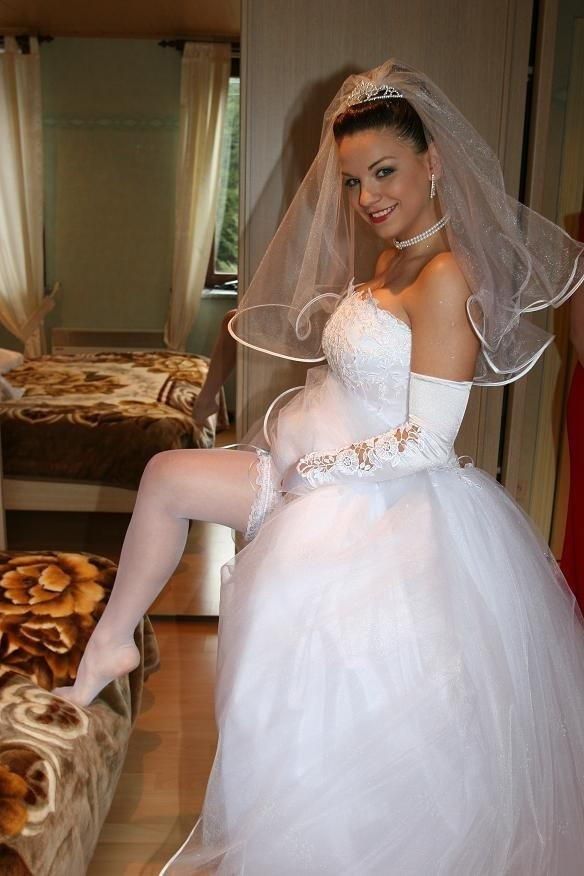 Русская невеста в фате с большими дойками и попой соблазняет мужа