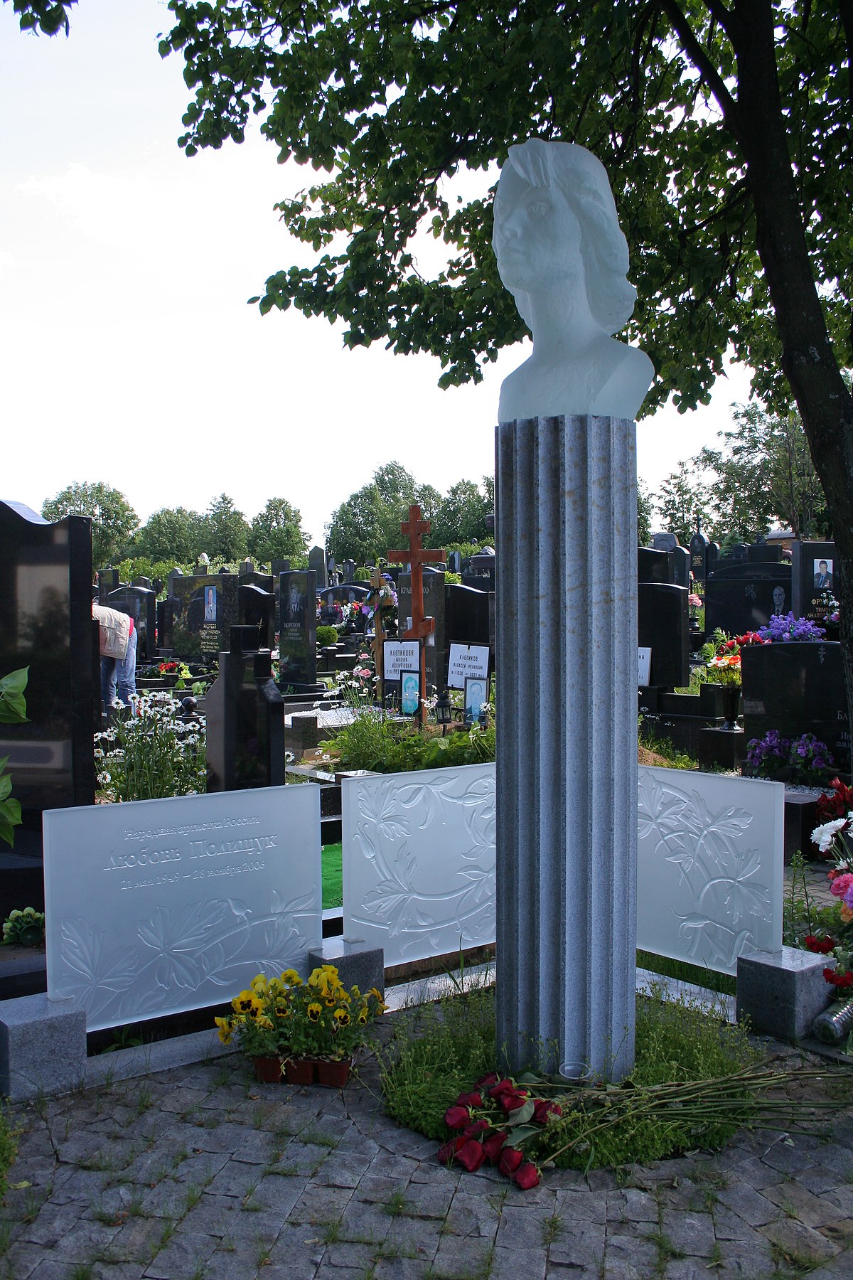 памятник любовь полищук на кладбище фото