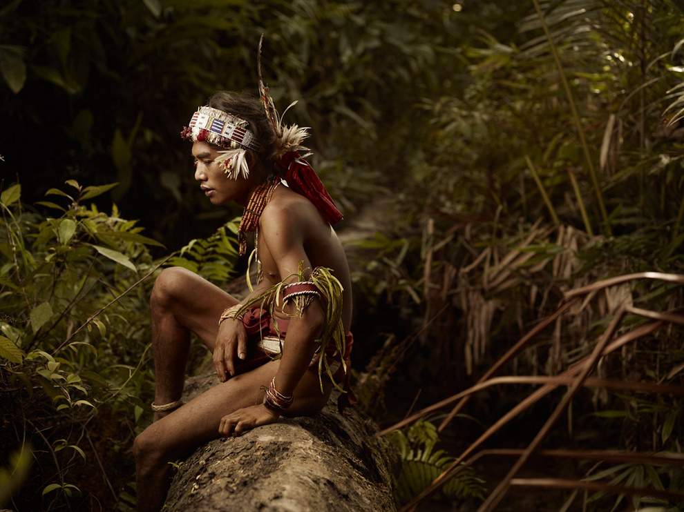 Модель из Полинезии ебется в лесу 