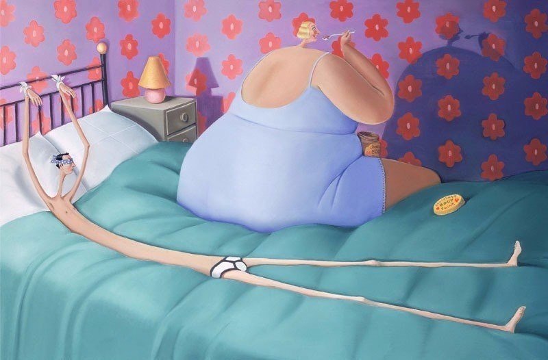 Большая толстуха с татуировками мастурбирует на своей кровати в спальне