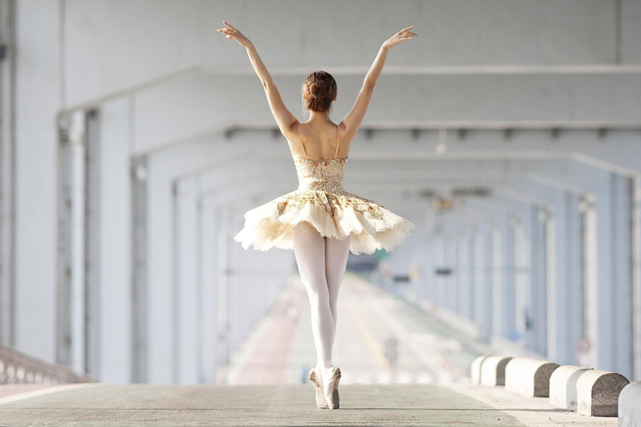 Русская балерина оставляет на себе пуанты и упражняется перед выступлением