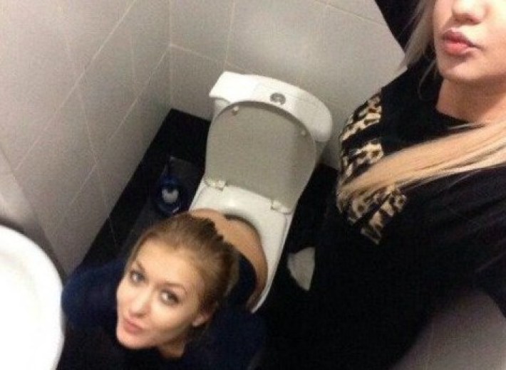 Невоспитанная девушка в туалете