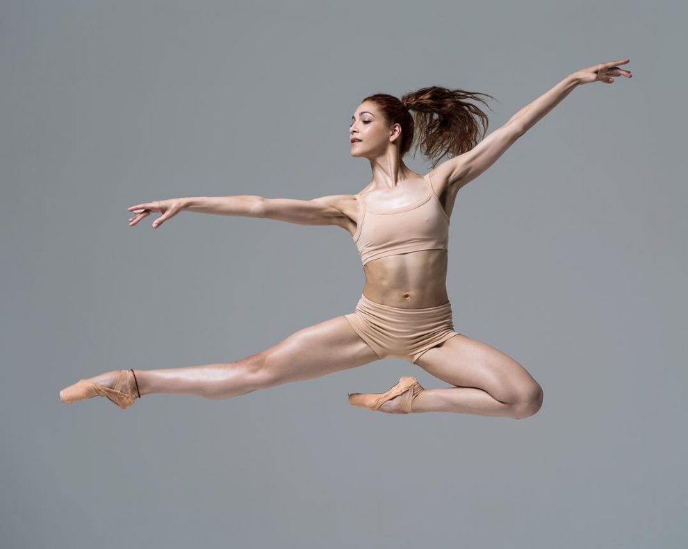 Танцовщица покажет возможности тела