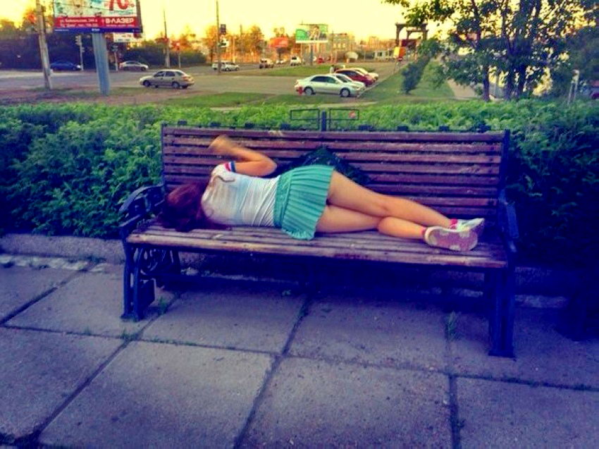 Подруга спит без трусиков в коротком платье фото