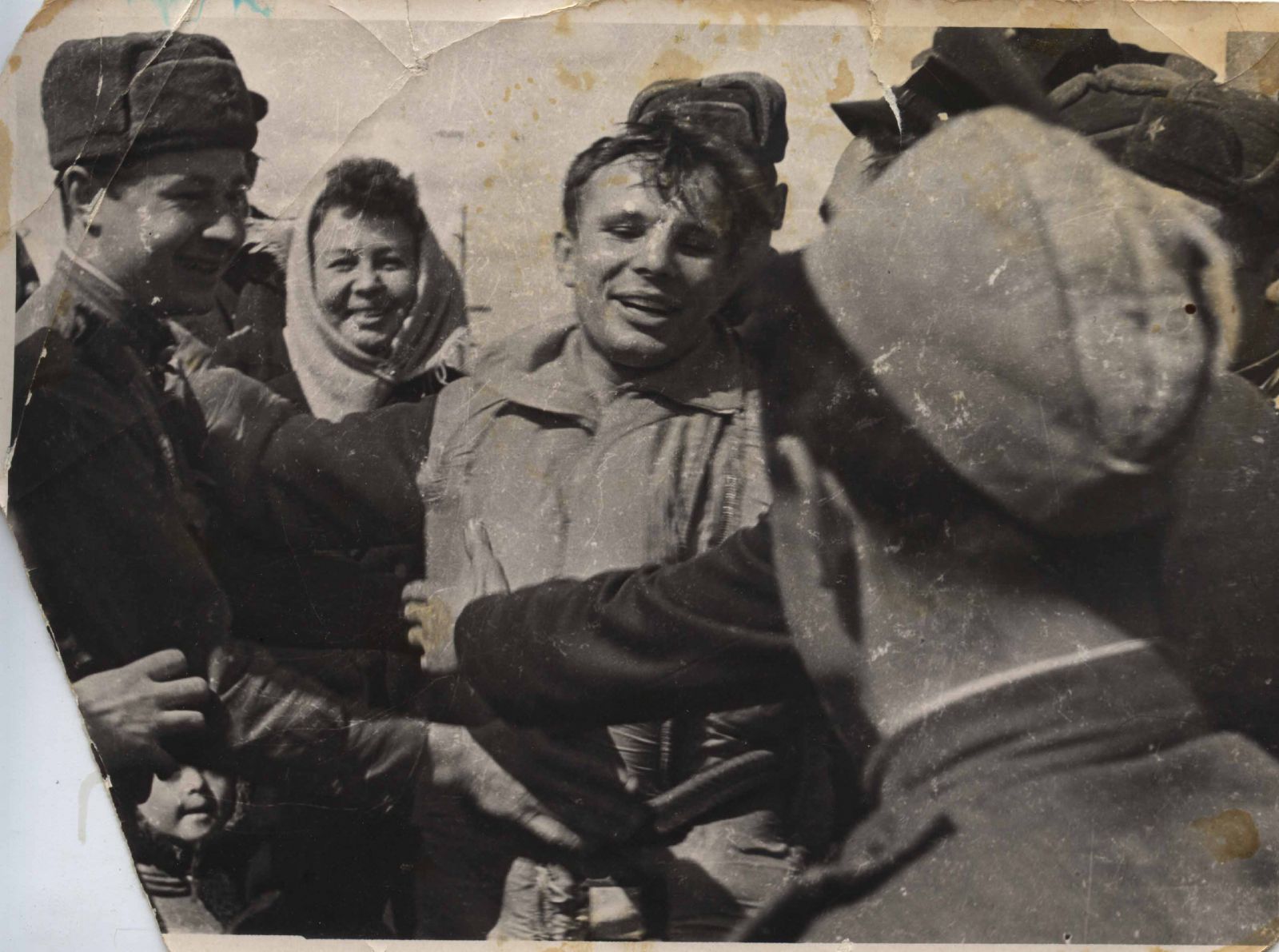 Гагарин сразу после приземления. Приземление Гагарина 1961. Приземление Юрия Гагарина в Саратовской области. Первые снимки Гагарина после приземления.
