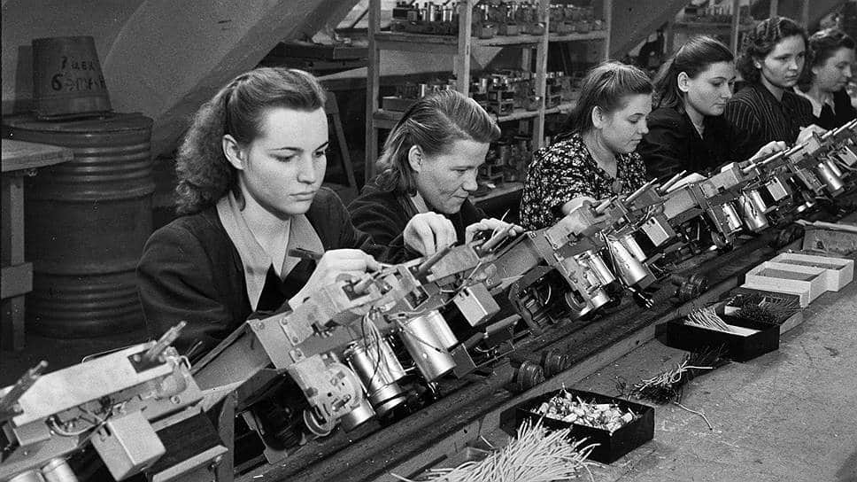 Завод СССР 60-Е. Завод в СССР 1960-Е. 70е СССР работники. Советский радиозавод 50е.