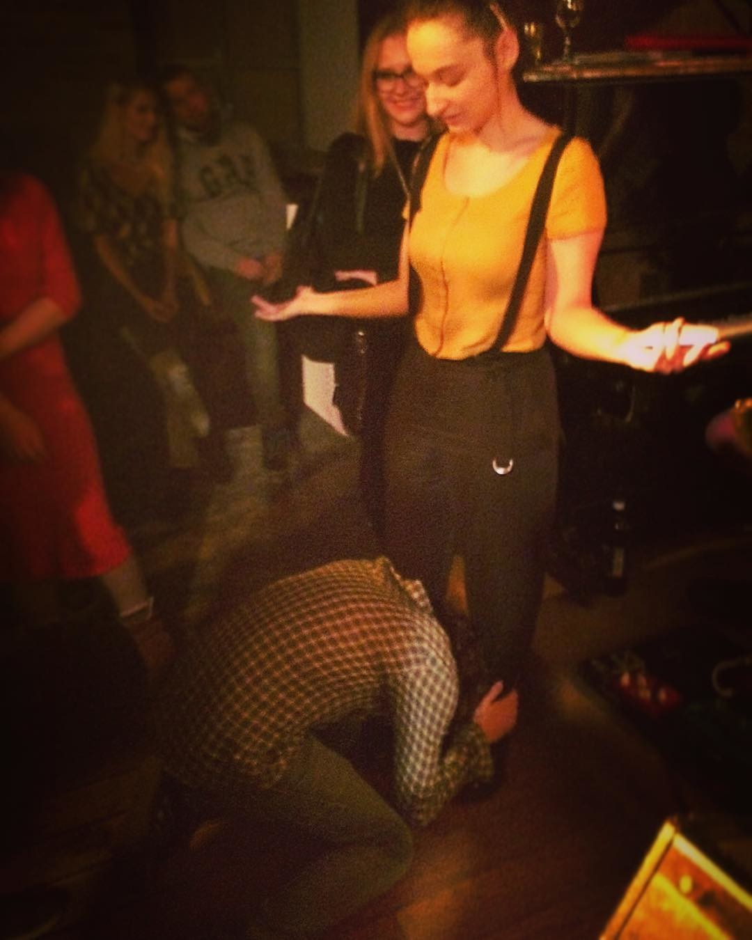 Подкаблучник в реальной жизни. Унижение человека. Страх осуждения. Униженные люди. Унижения м.