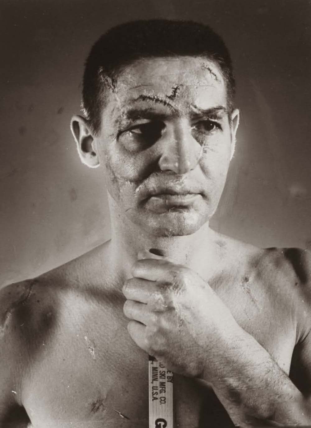 1446740270_terry-sawchuk-the-face-of-a-hockey-goalie-before-masks-became-standard-game-equipment-1966