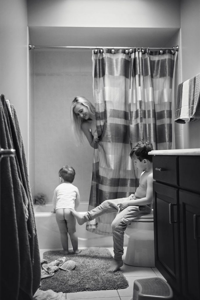 Фотограф откровенно показала, каково быть матерью. И это не то, что мы привыкли видеть раньше!