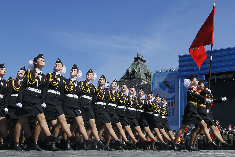 Военные шагают. Девушки на параде. Женщины военные на параде. Девушки маршируют на параде. Девушки военные маршируют.