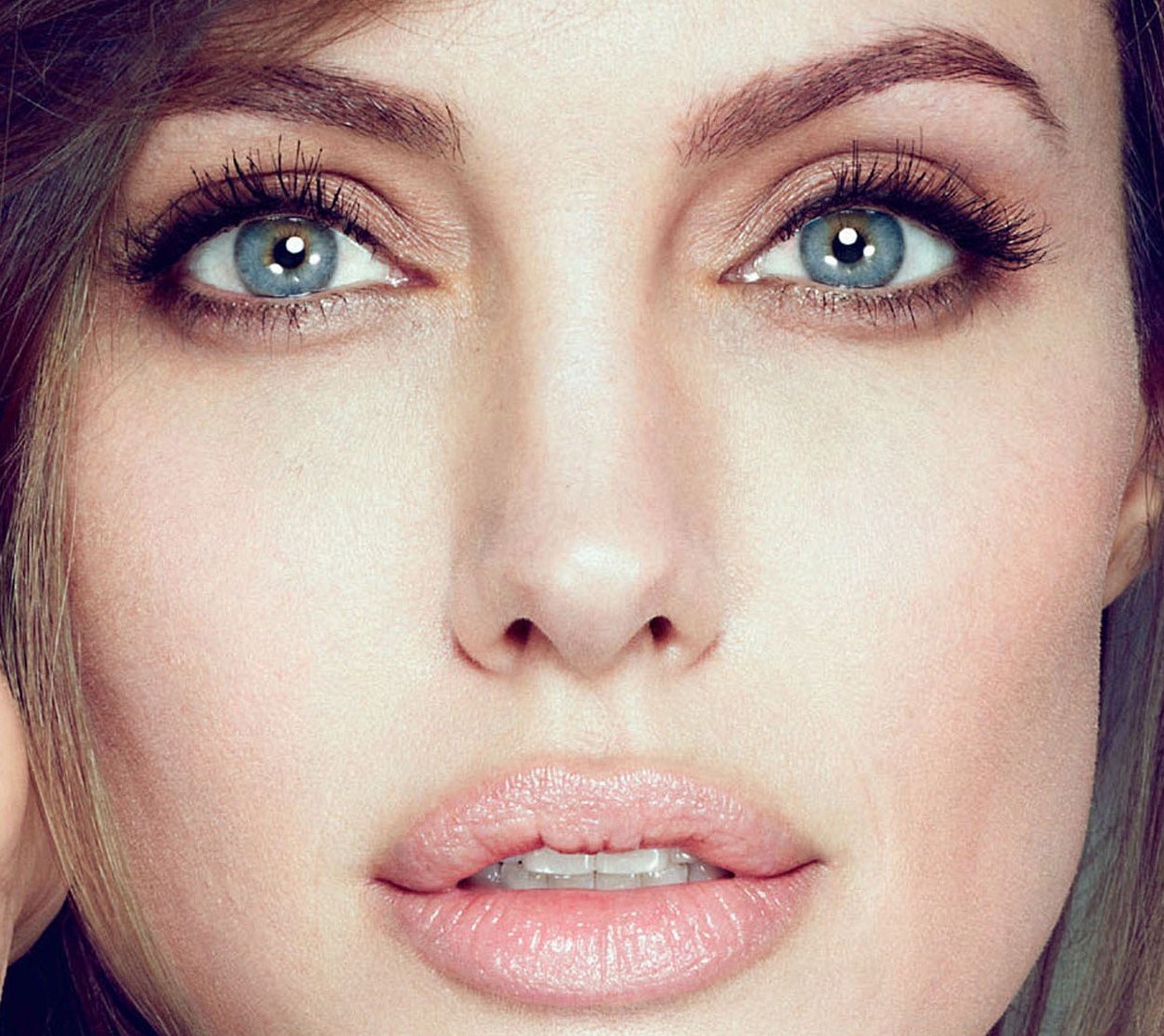 Голубоглазый самый. Скулы Анджелины Джоли. Анджелина Джоли глаза. Макияж Анджелины Джоли. Брови Анджелины Джоли.