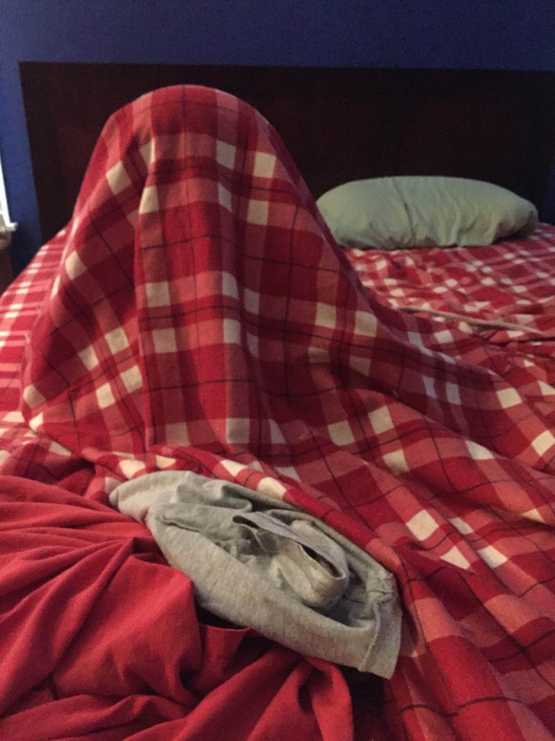 Под одеялом с головой