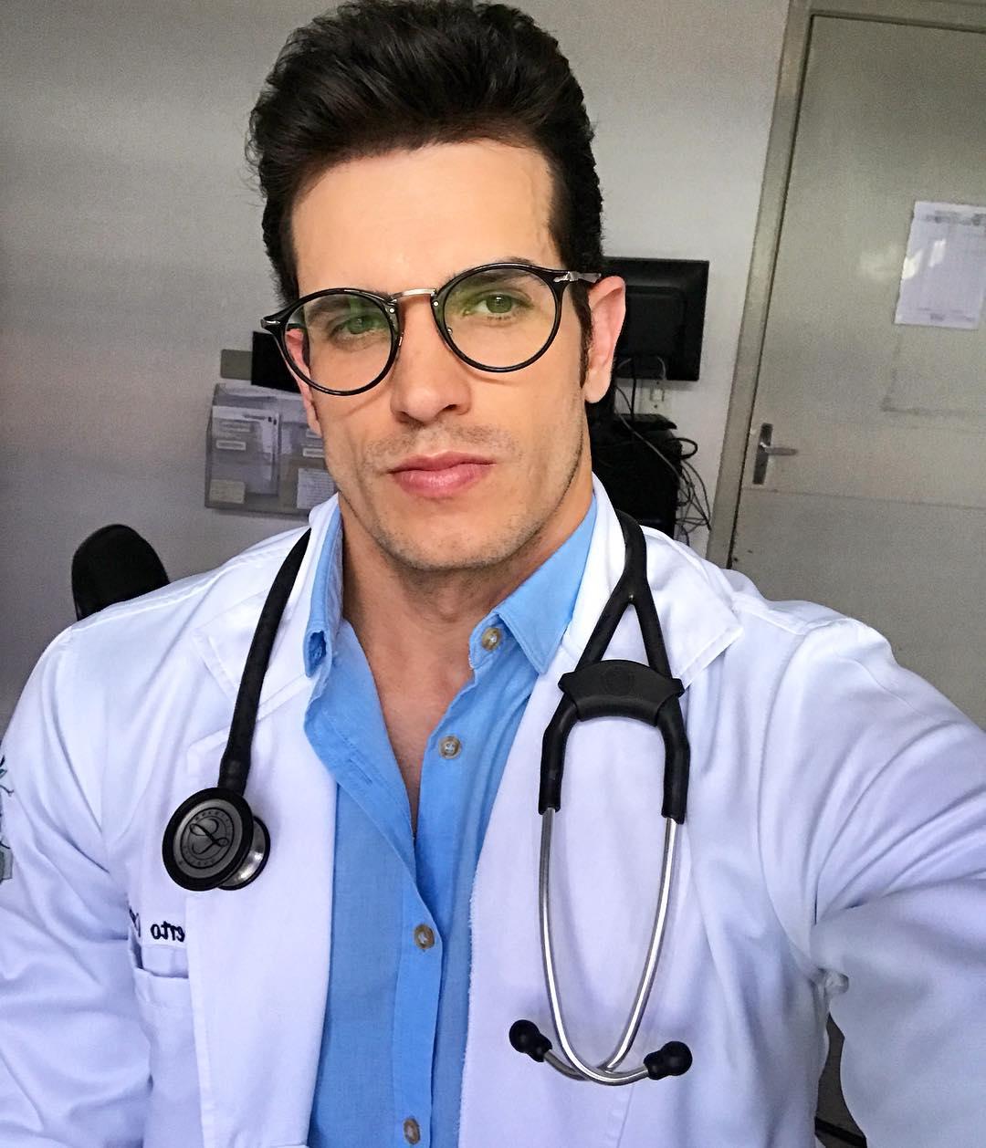 Real doctors. Врач мужчина. Красивый врач мужчина. Красивый доктор. Красивый молодой доктор.