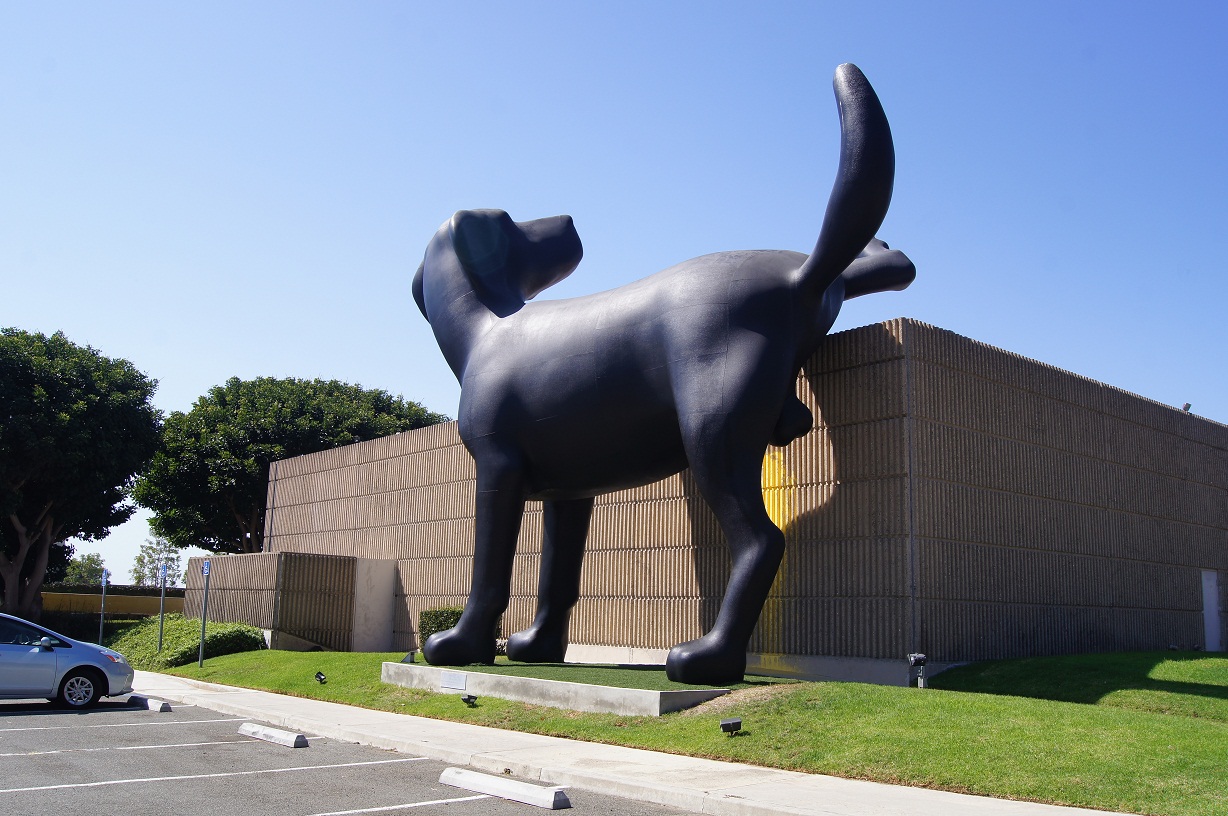 Памятник висящий носорог в Потсдаме
