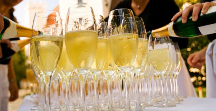 Почему на Новый Год принято пить именно шампанское?