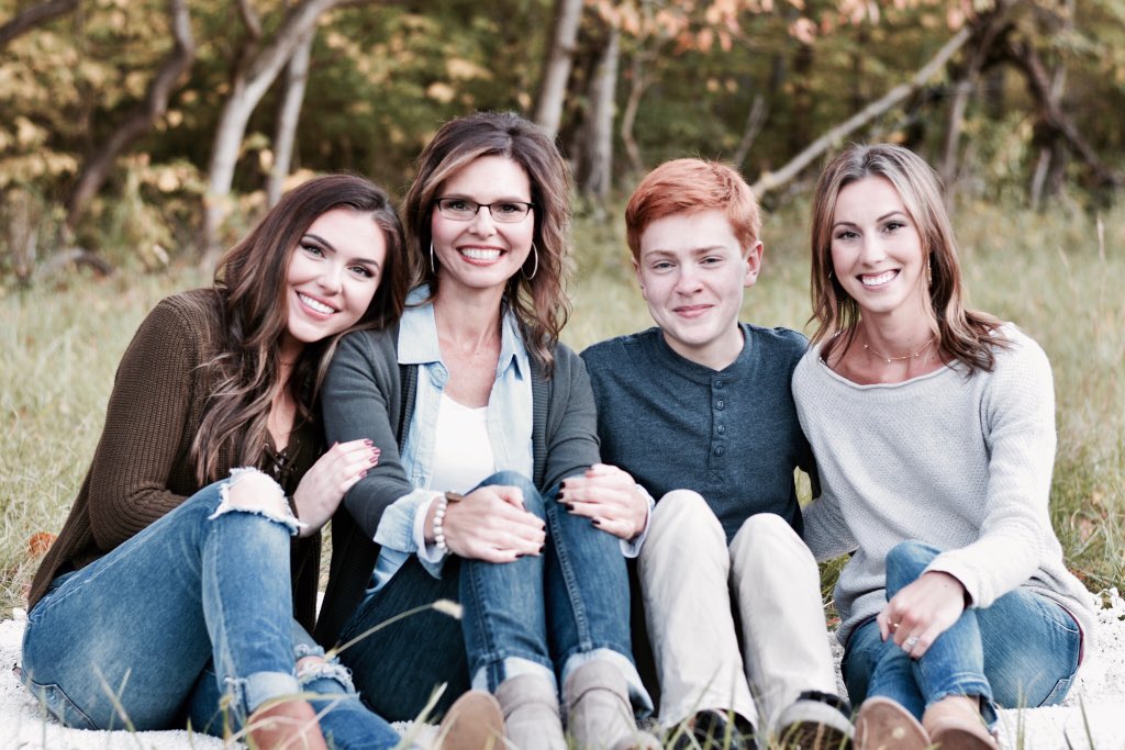 Реальные семейные пары. Девушка из простой семьи. Женщина с ребенком на руках. Молодая пара. Красивые семейные пары.