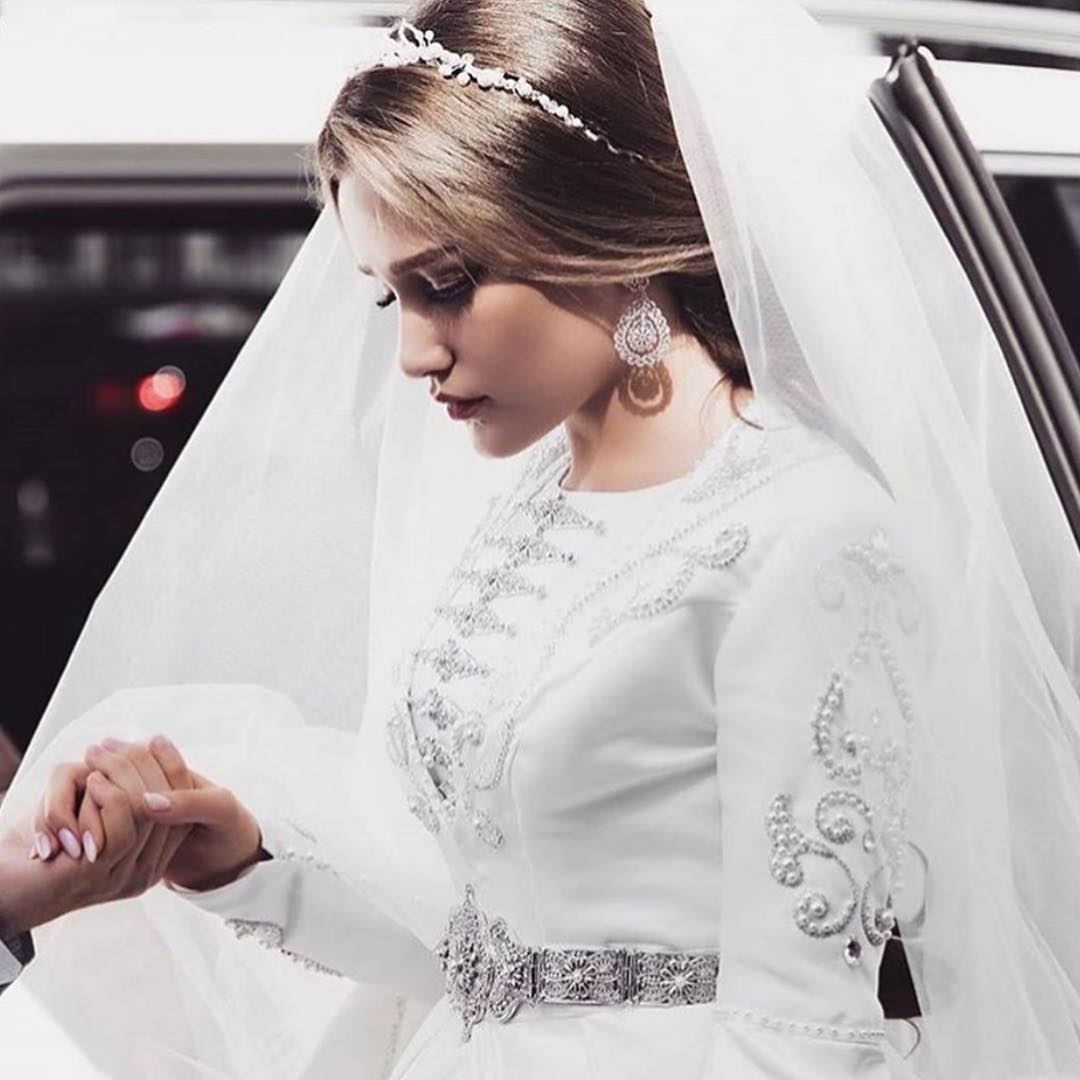 Кавказские девушки в свадебном платье