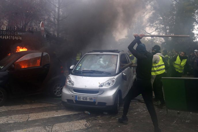 Бунт в Париже выходит за рамки: 16 фото о том, как проходят силовые протесты во Франции