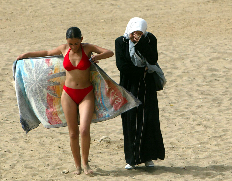 Арабские реалии": суровая жизнь мусульманских женщин в работах Зоры Бе...
