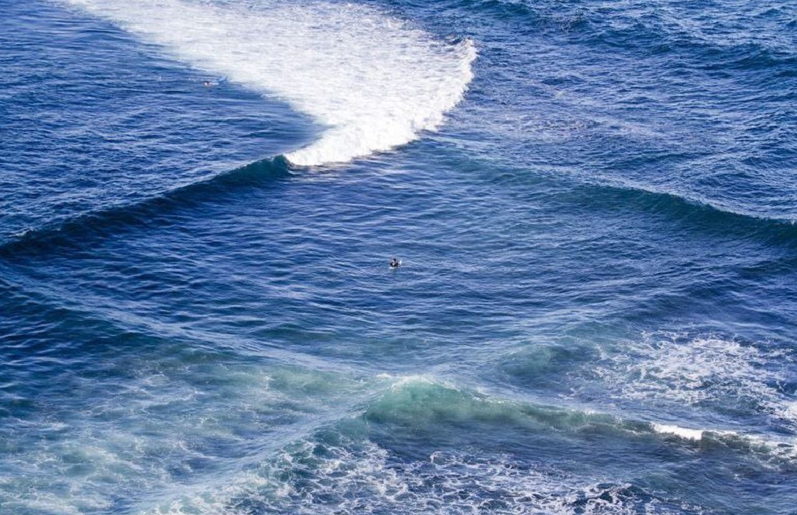 Волна бегущая по поверхности воды. Остров Ре квадратные волны. Квадратные волны Франция. Квадратные волны в море. Квадратные волны черное море.