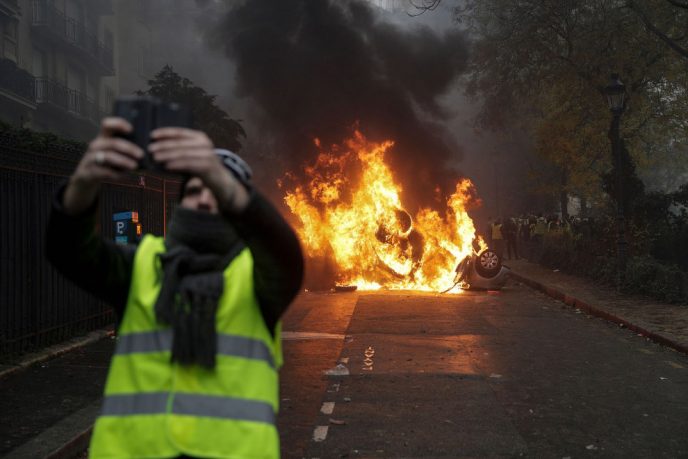 Бунт в Париже выходит за рамки: 16 фото о том, как проходят силовые протесты во Франции