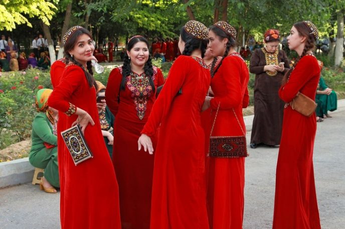 Никакой косметики и длинных ногтей. Как живется женщинам в Туркменистане