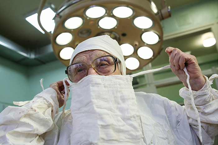 89-year-old-surgeon-alla-ilyinichna-levushkina-10