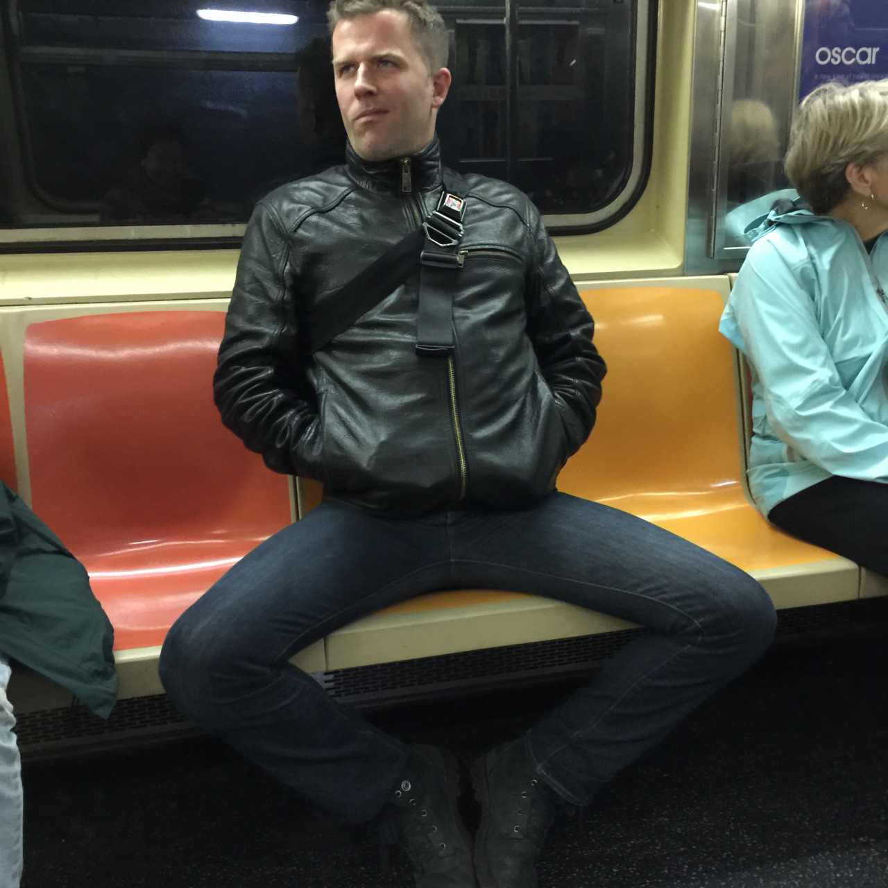 Бреет ноги в метро