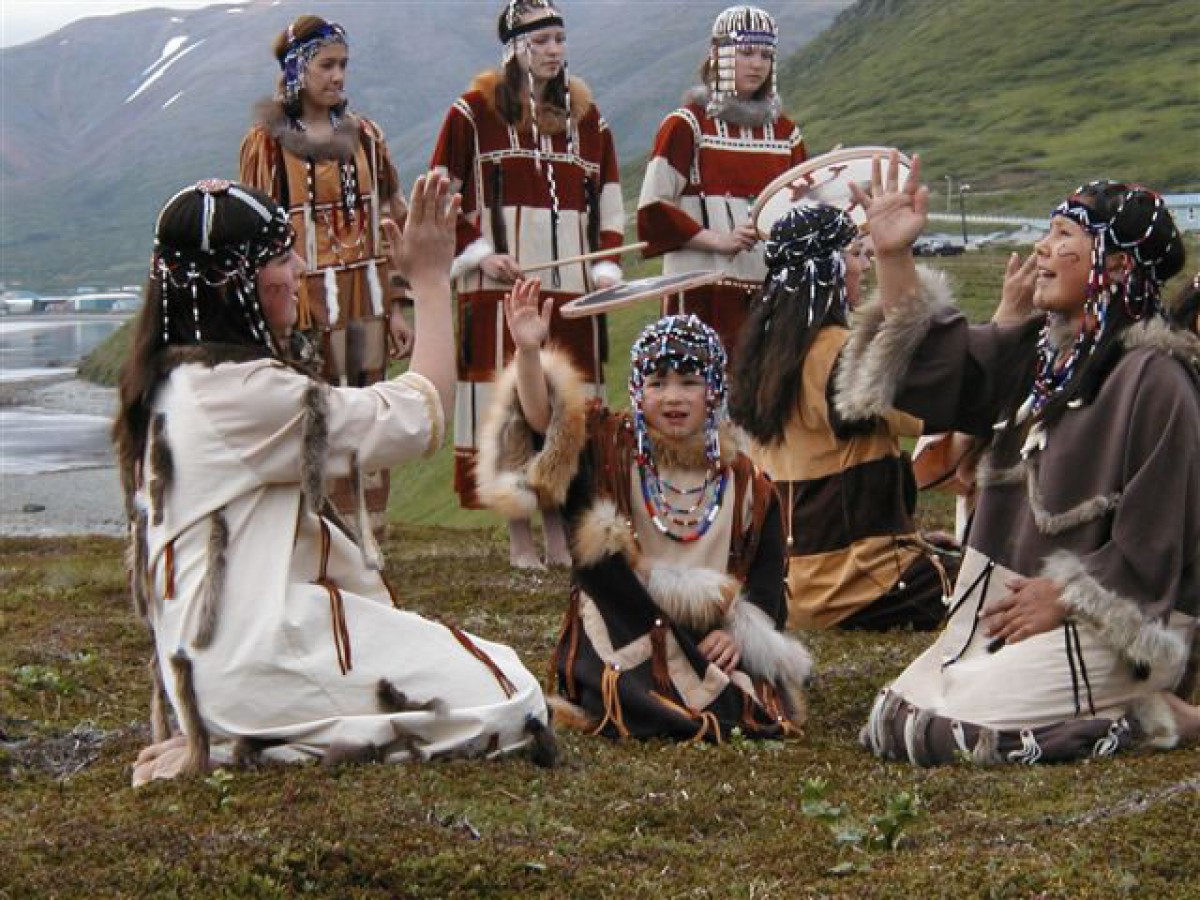 Коренное население северной америки эскимосы и индейцы. Жители Аляски алеуты. Коренные народы Камчатки алеуты. Алеуты Северной Америки. Эскимосы и алеуты.