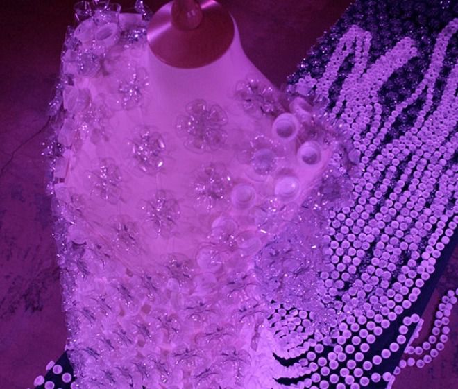 Платье своими руками из пластиковых бутылок