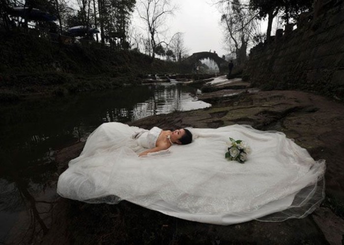 Сон выходить замуж за умершего. Покойники в свадебных платьях. Мертвая невеста. Мертвые невесты в свадебных платьях. Мертвая девушка в свадебном платье.