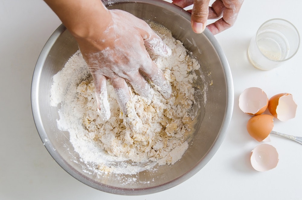 Желток сахар мука. Mix Water and flour. Rice flour. Firstly the flour into a Bowl and. Мука, дрожжи австралийская розовая соль.
