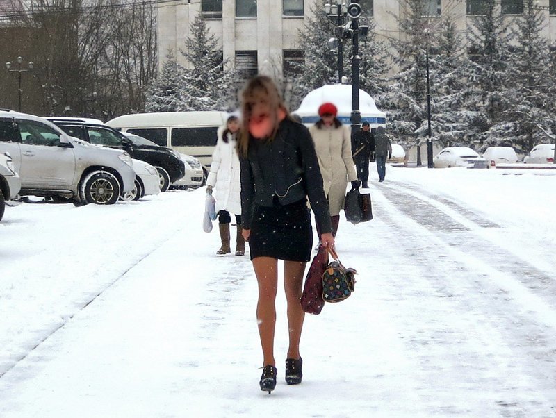 Девушки зимой в колготках на улице