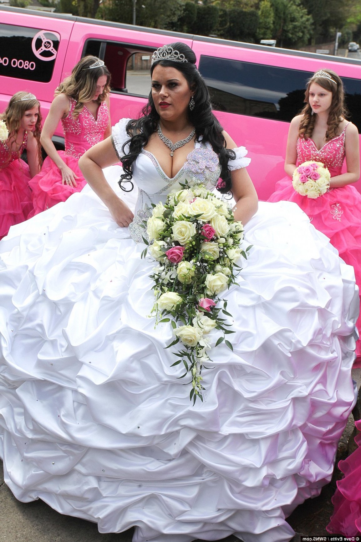 Цыганка в свадебном платье
