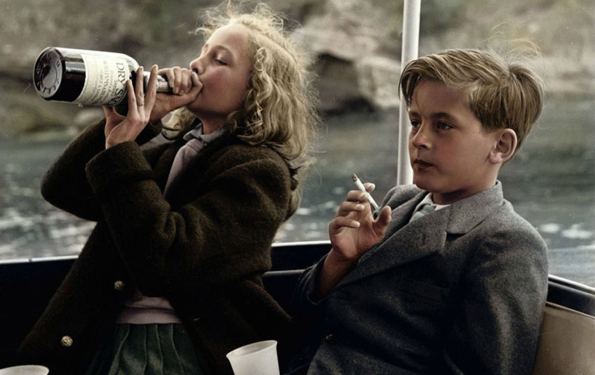 Пьет поет курит. Мальчик с сигаретой. Мальчик с бутылкой и сигаретой. Курящий подросток.