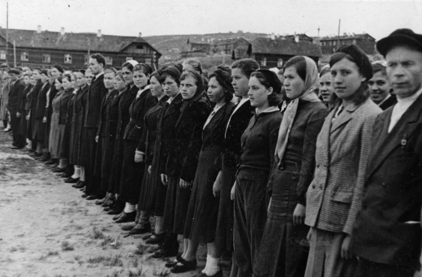 Женщина 22 июня. Женщины в РККА 1941-1942. Женщины уходят на фронт. Женщины в годы ВОВ. Женщины на фронте.