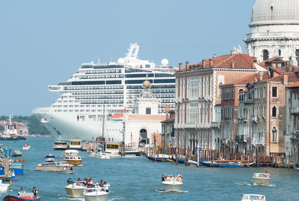 Лайнер в венеции фото круизный заходит порт