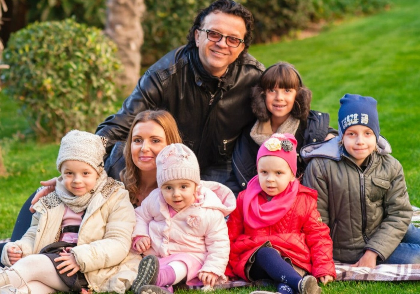 Многодетный отец певец. Многодетный отец это сколько детей. Многодетный отец певец. Многодетный отец певец. Многодетный отец певец.