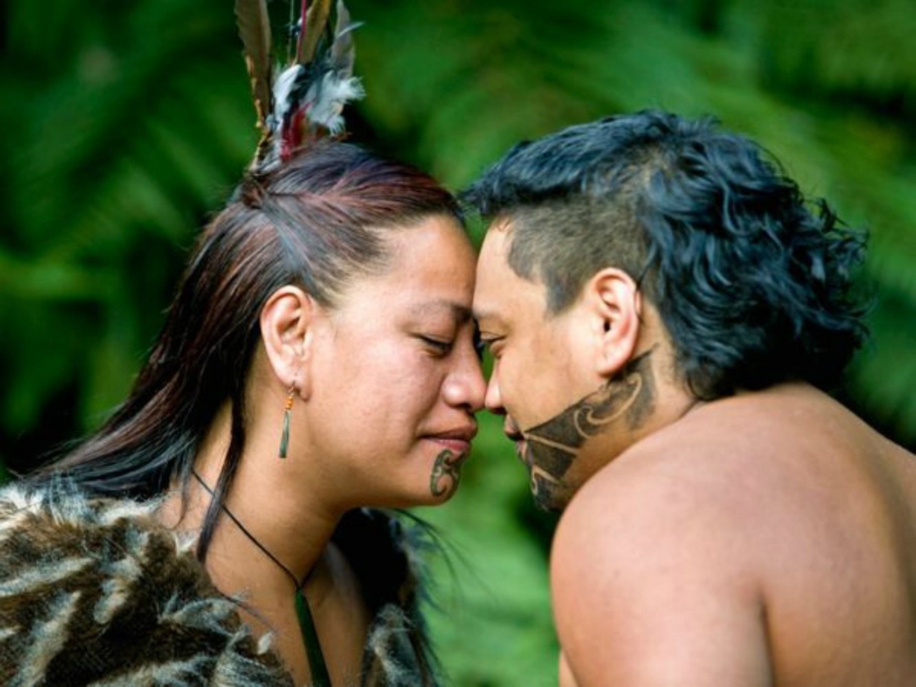 New zealand maori. Новозеландия Маори. Приветствие Маори - "хонги". Хонги новая Зеландия. Племя Маори в новой Зеландии.