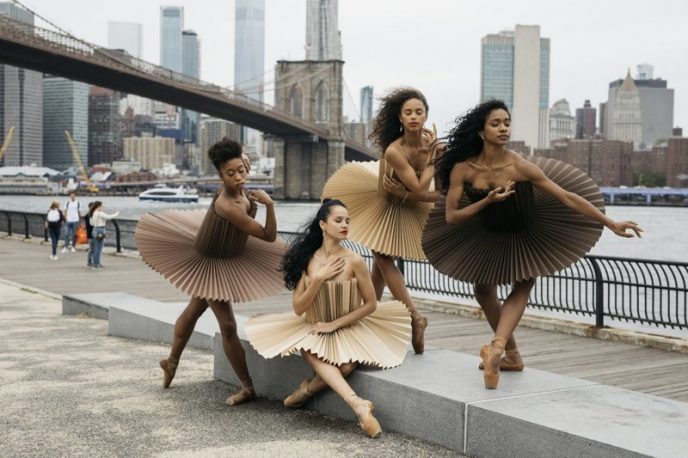 Канадские балерины оделись в бумажные наряды и сделали уникальную фотосессию