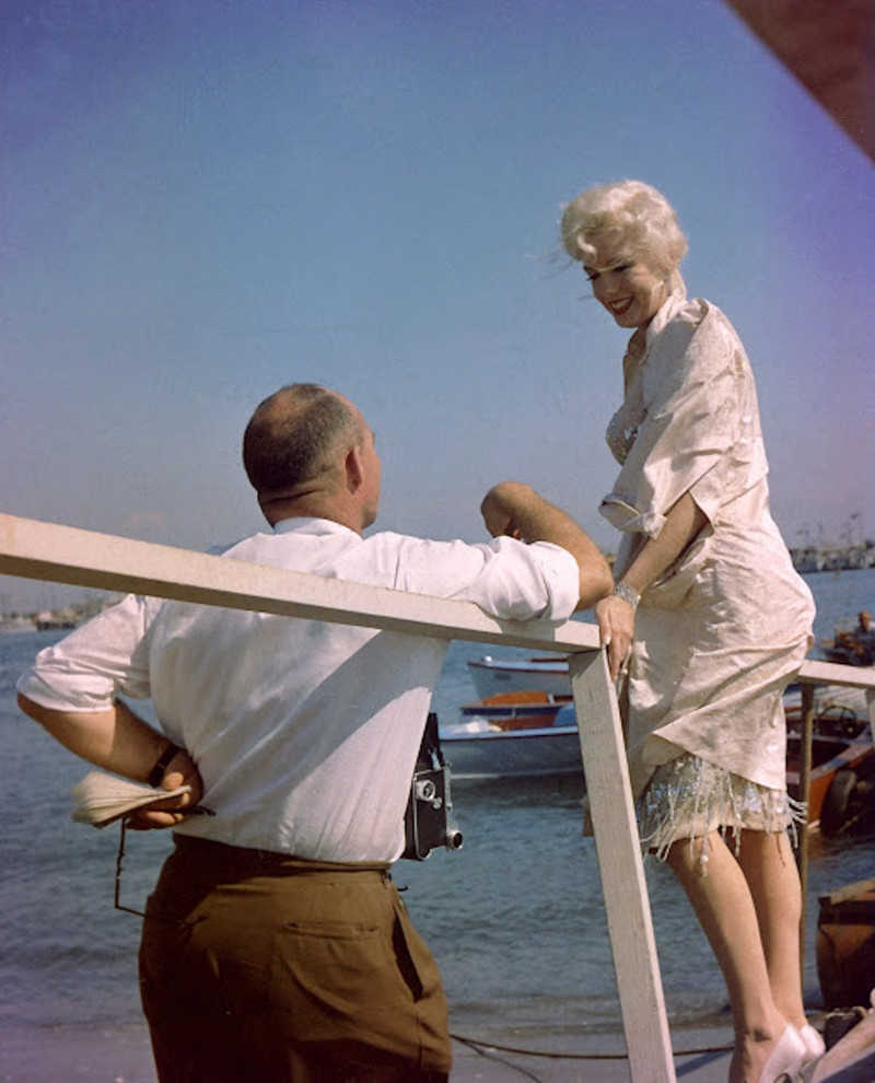 Das kurvenreiche Filmidol der 50-er Jahre, die US-amerikanische Schauspielerin Marilyn Monroe, bei Dreharbeiten zu der Billy-Wilder-Komödie "Manche mögens heiss" im Jahre 1959 mit einem Fotografen an einem Steg.