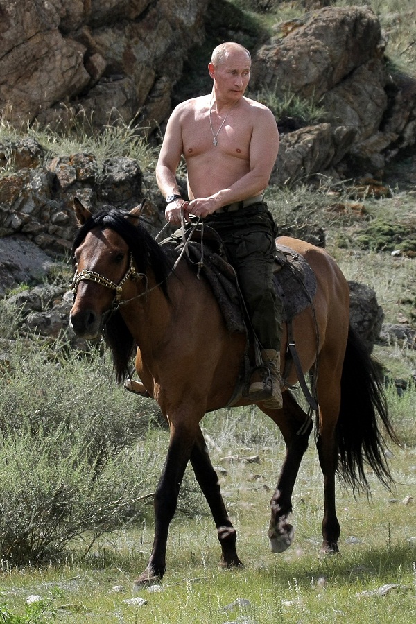 Владимир Путин верхом на лошади фото