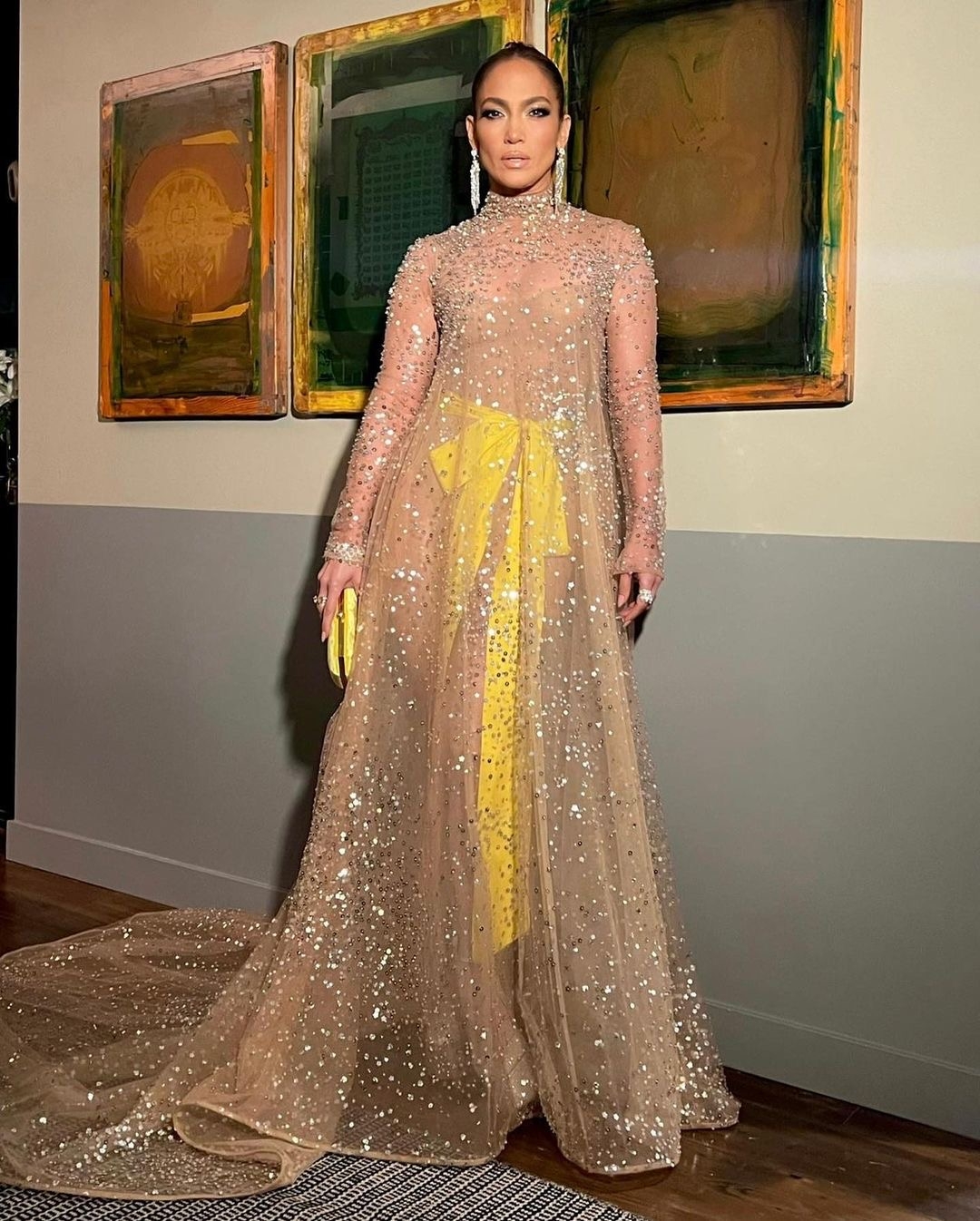 Дженнифер Лопес в роскошном наряде с вырезом от Balmain на Met Gala 2018
